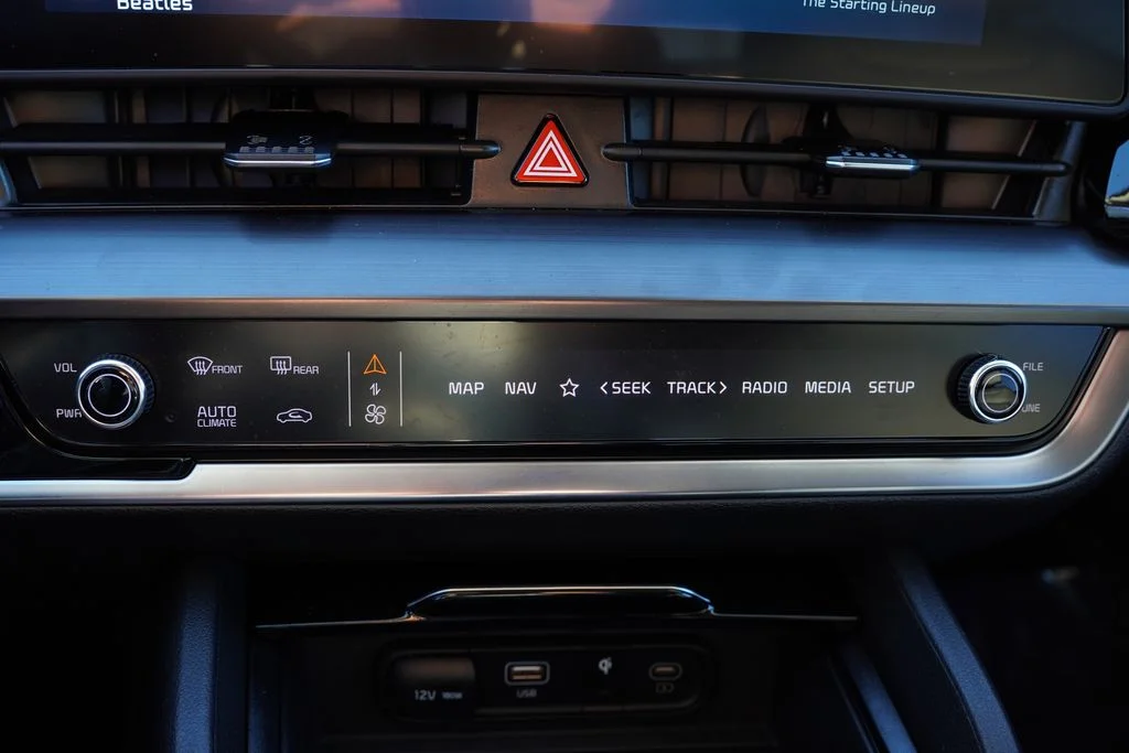 Used 2025 Snow White Pearl Kia EX image 25