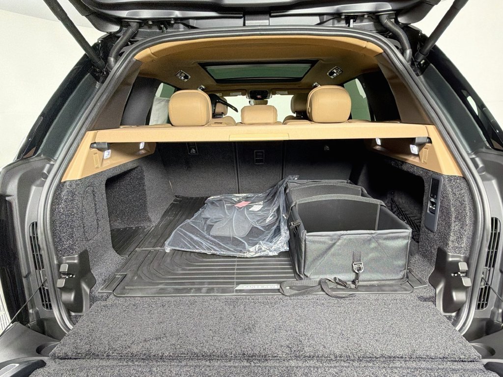 New 2027 Belgravia Green Land Rover SE image 28