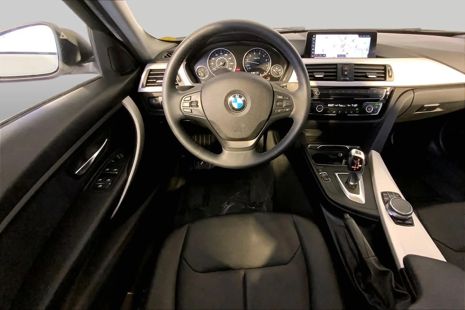 Used 2018 Alpine White BMW 320i xDrive image 6