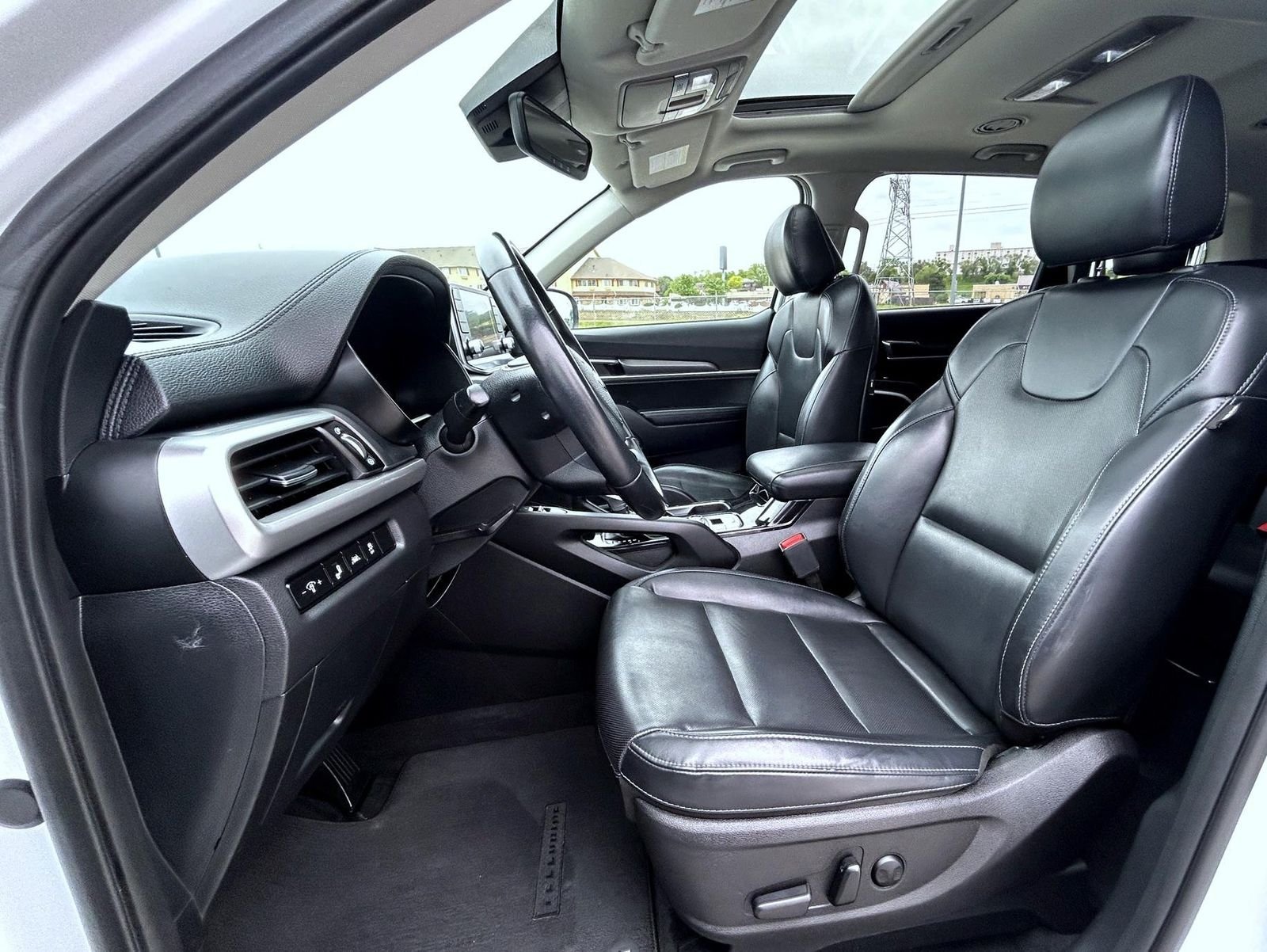 Used 2020 White Kia S image 10