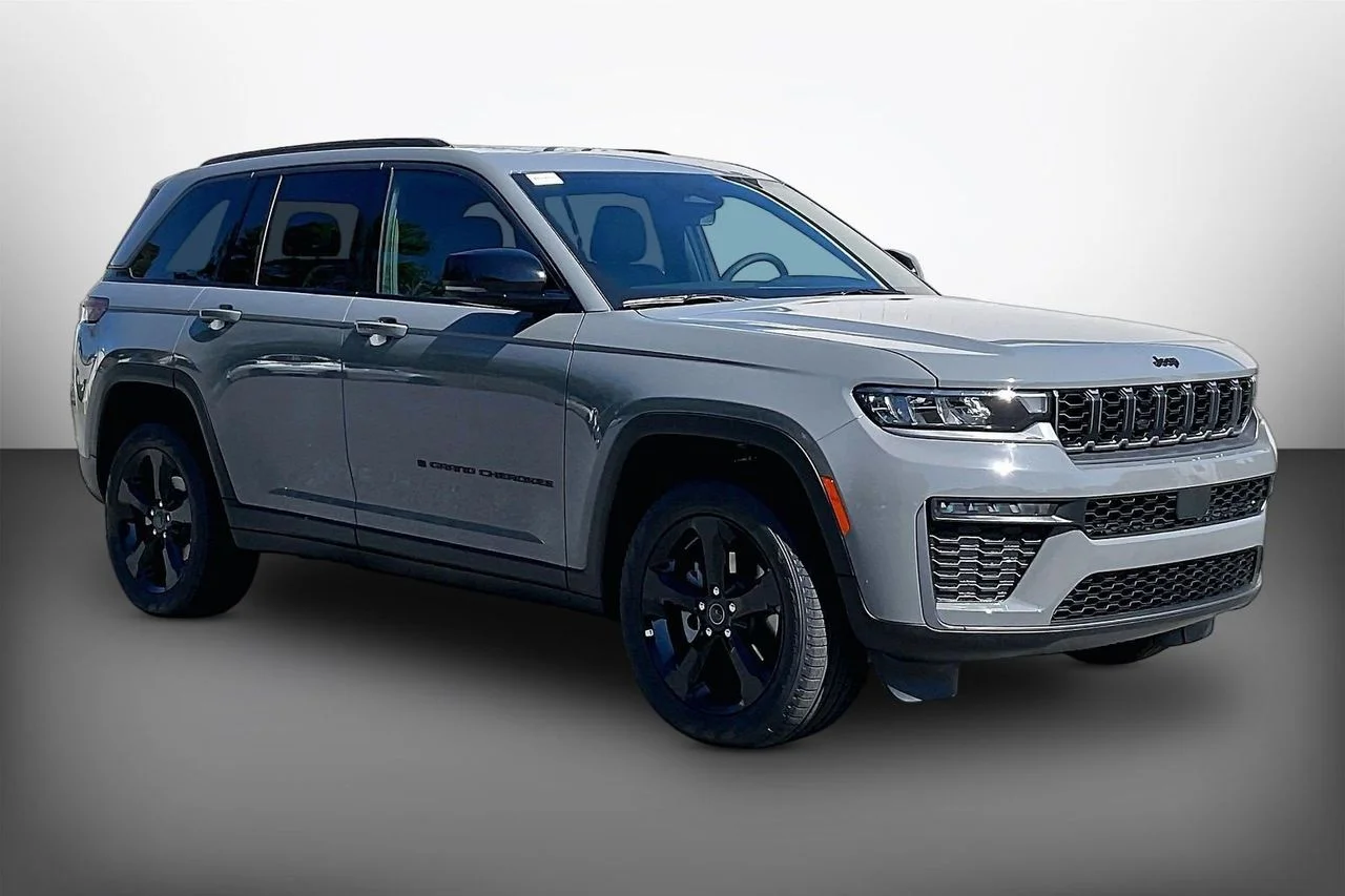 New 2027 Sting-Gray Clear-Coat Paint Jeep Limited image 2