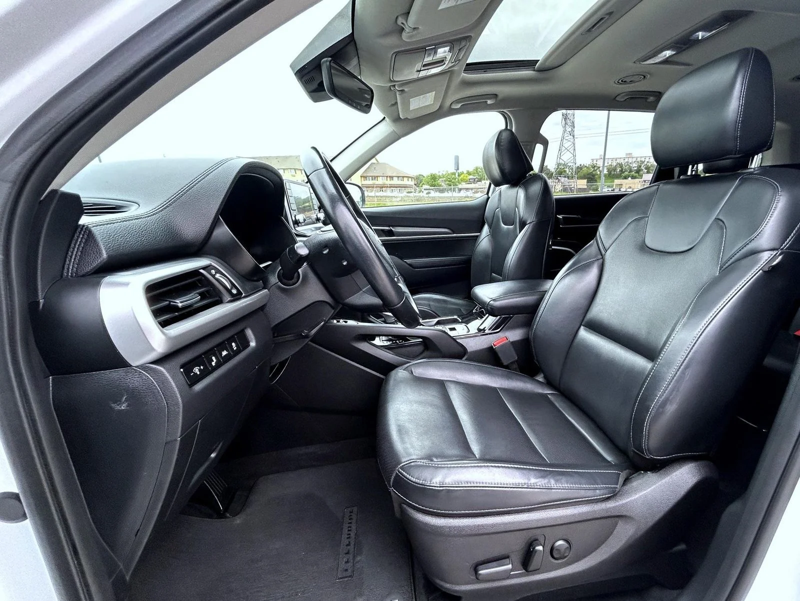 Used 2020 White Kia S image 10