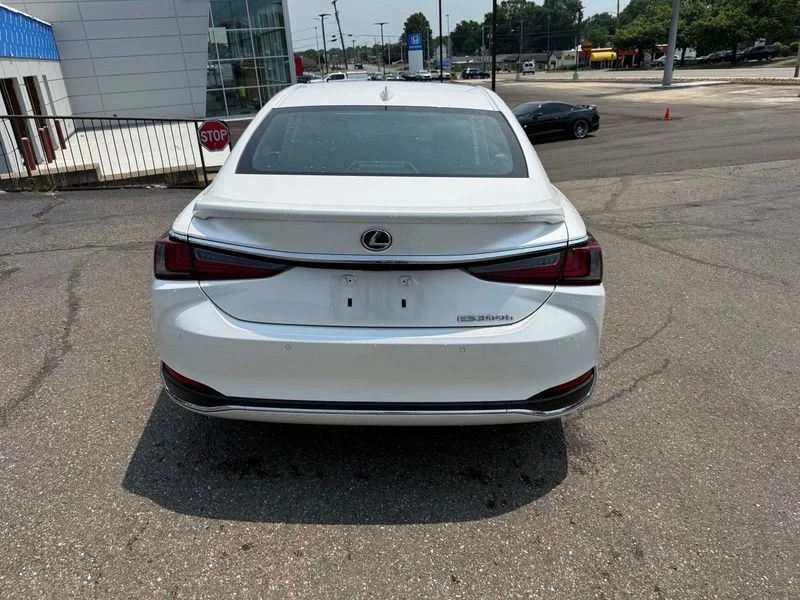 Used 2024 White Lexus 300h Luxury image 7