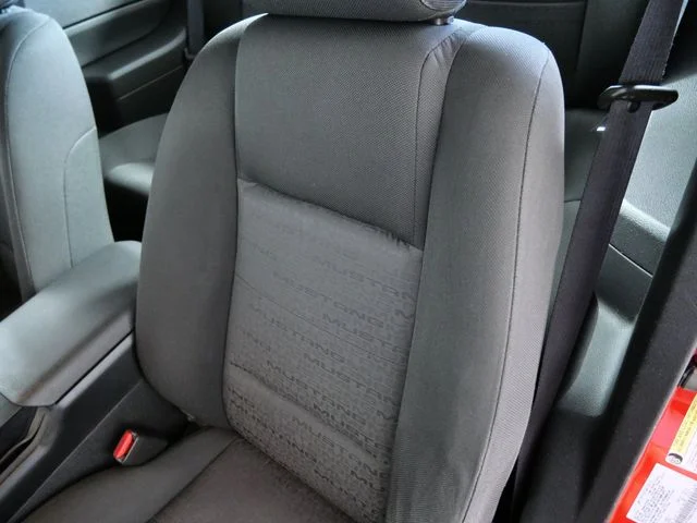 Used 2005 Red Ford V6 Deluxe image 14