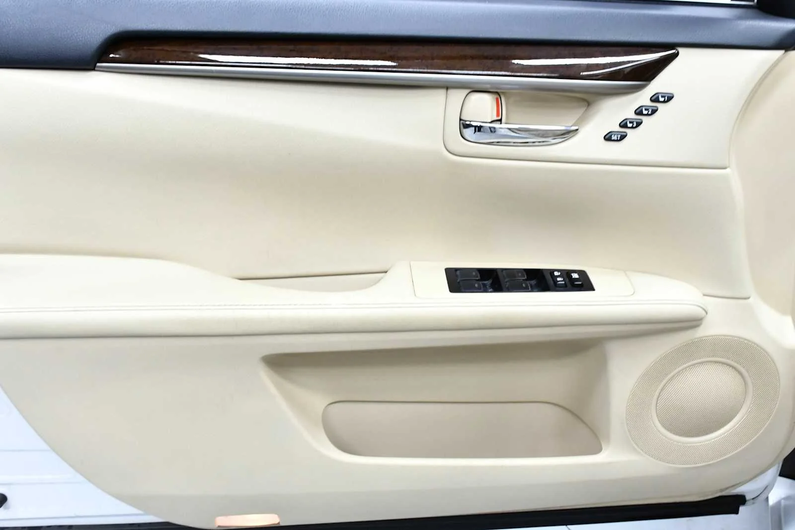Used 2015 Starfire Pearl Lexus  image 15