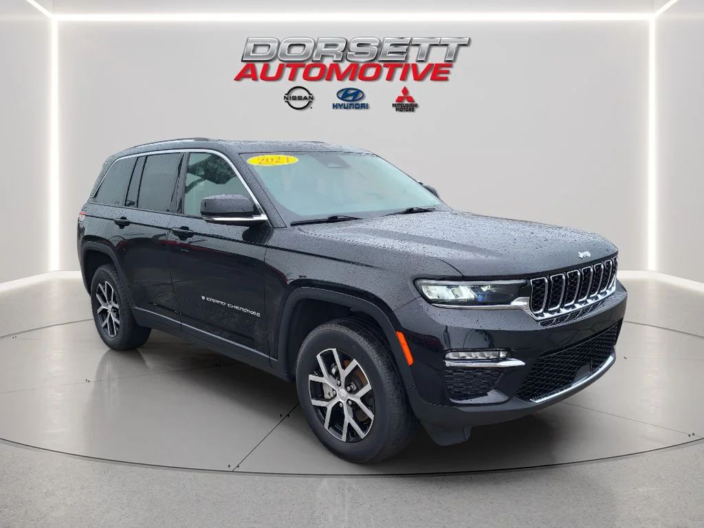 Used 2023 Diamond Black Crystal Pearlcoat Jeep Limited image 4