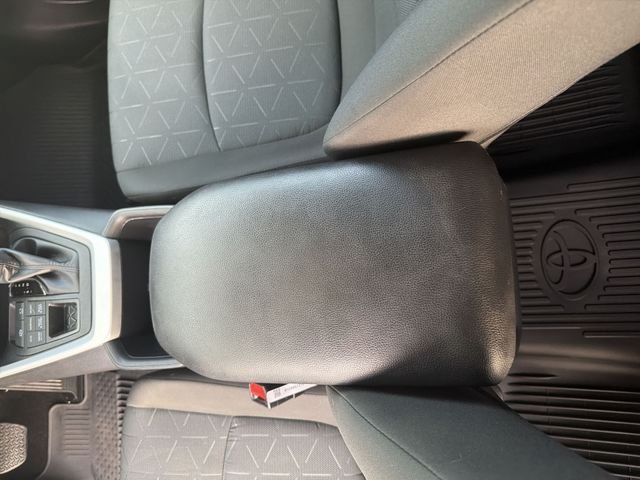 2025 Toyota RAV4 XLE - Photo 25