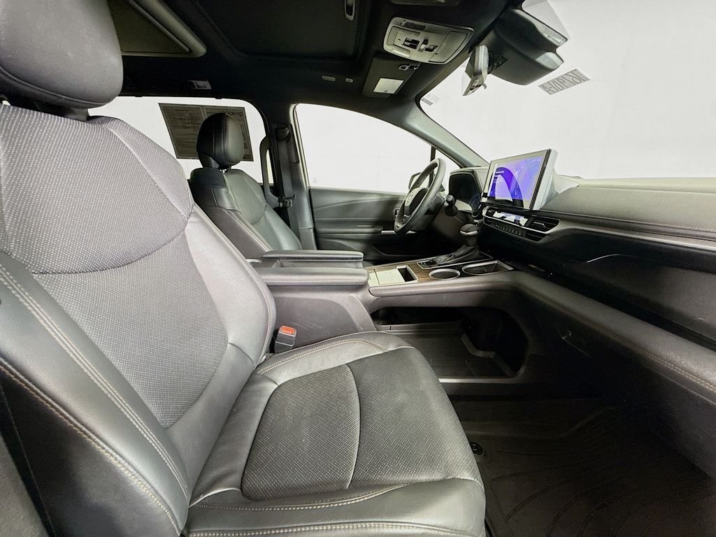 Used 2025 Wind Chill Pearl Toyota Platinum image 31