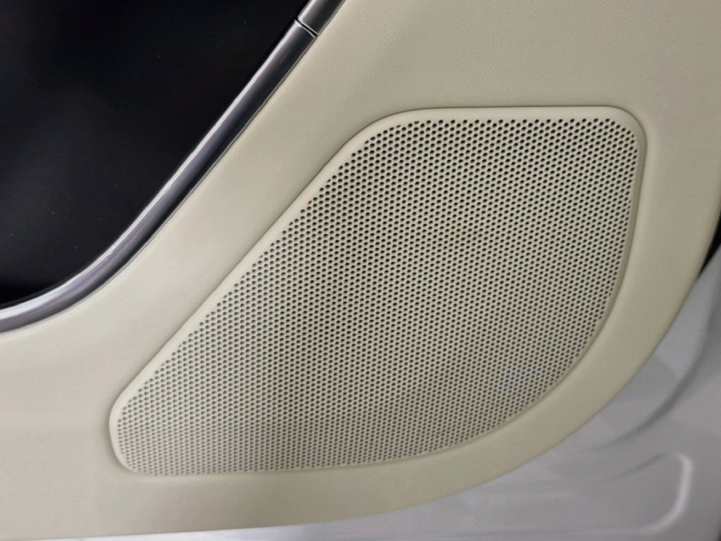 New 2027 Fuji White Land Rover SE image 19