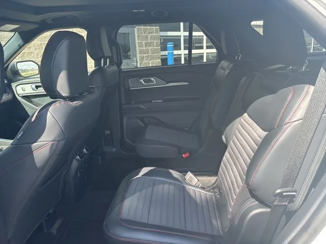 New 2026 Star White Metallic Tri-Coat Ford ST-Line image 31