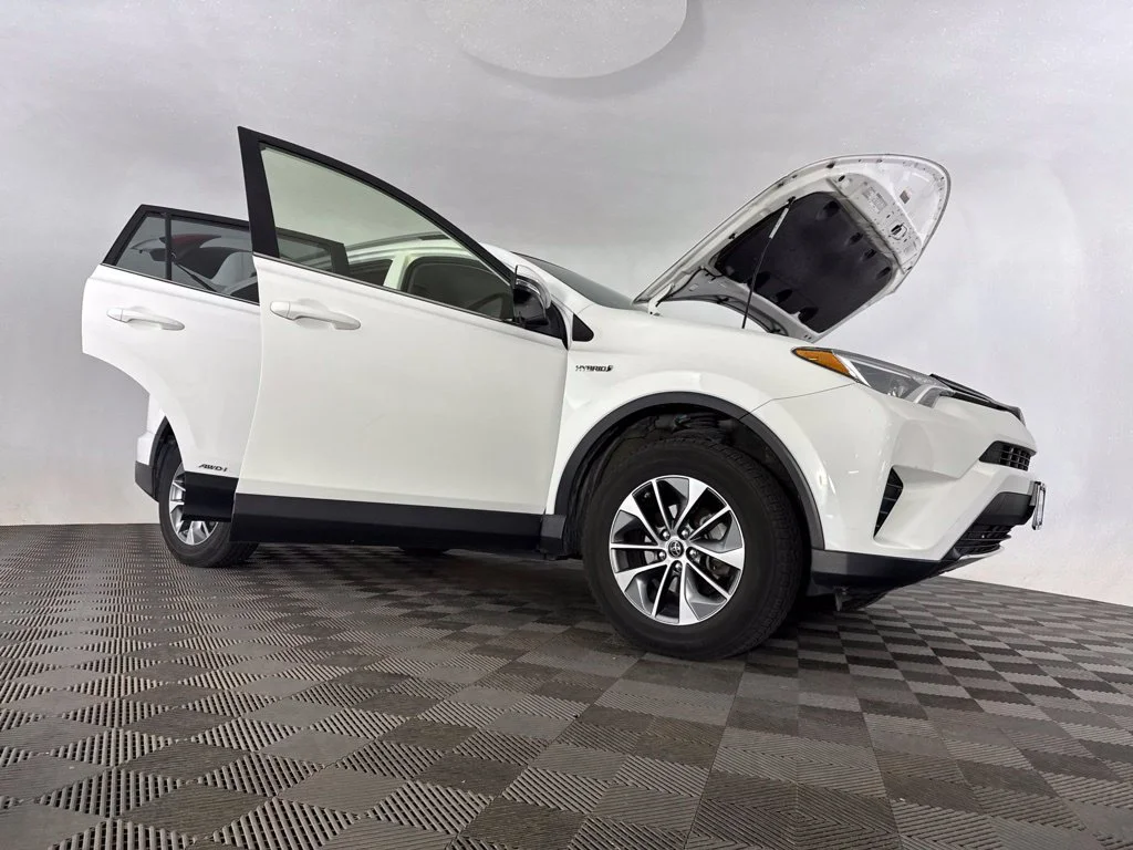 Used 2018 White Toyota LE image 19