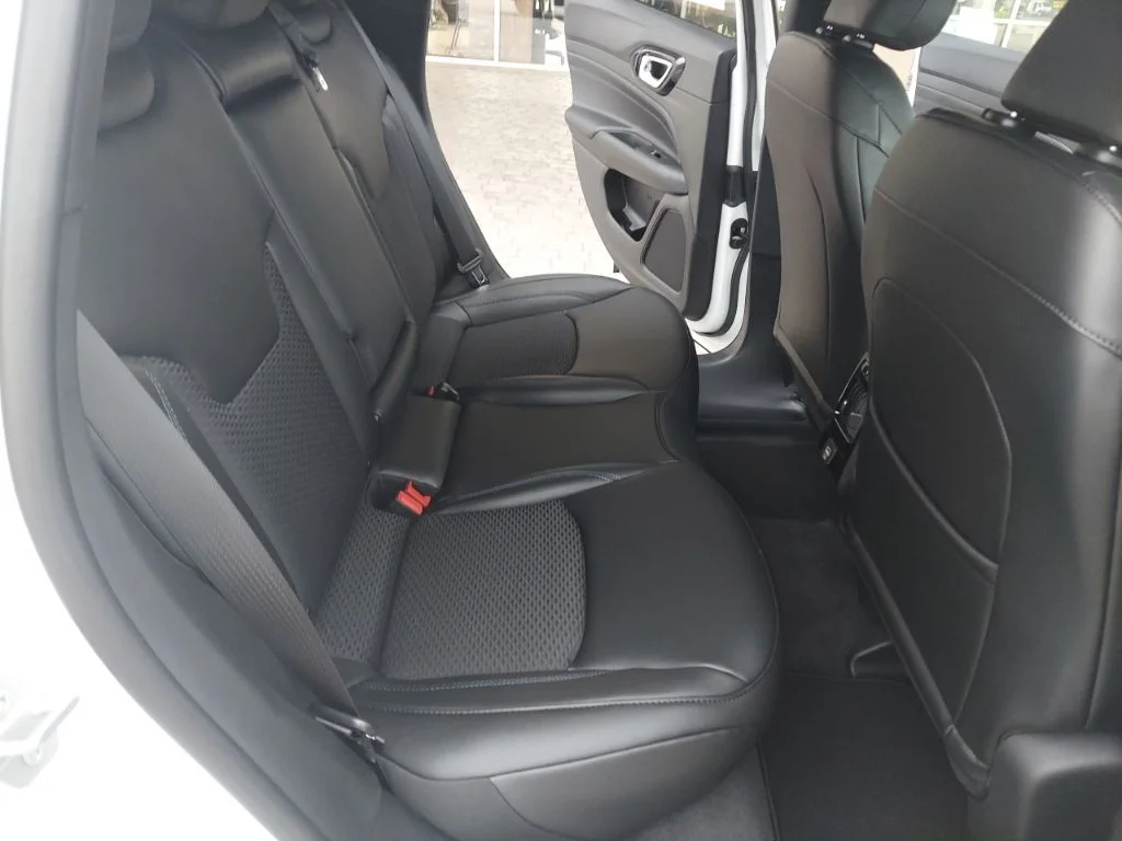 New 2026 Bright White Clearcoat Jeep Latitude image 36