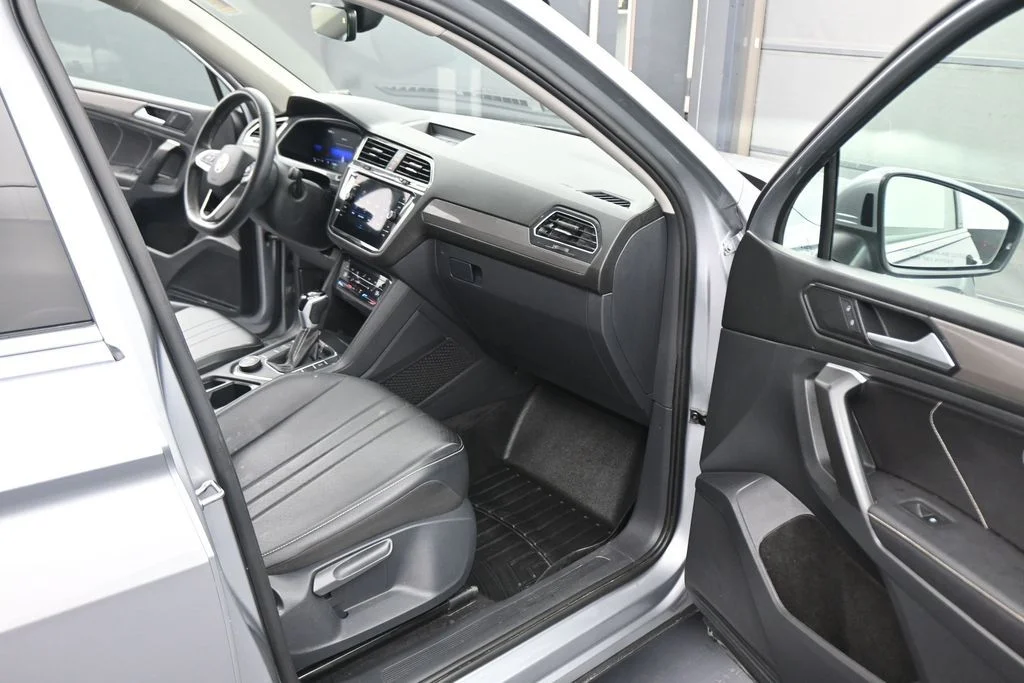 Used 2024 Silver Volkswagen 2.0T SE image 43