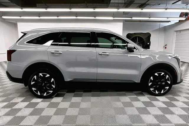 Used 2025 Wolf Gray Kia EX image 15
