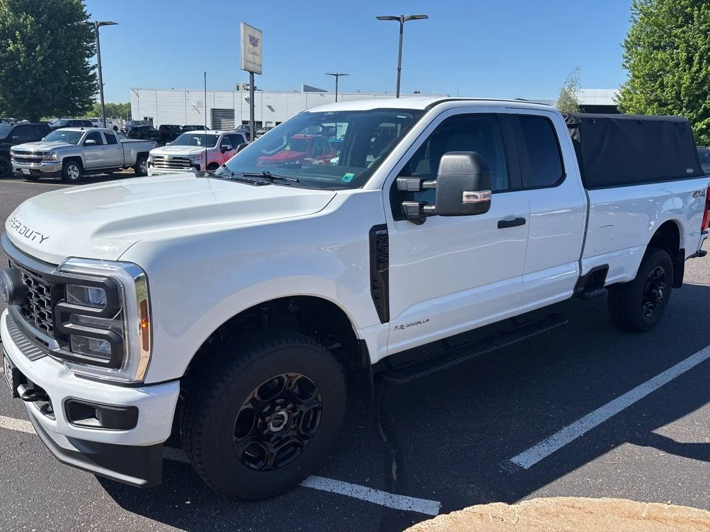 Used 2025 White Ford XL image 1