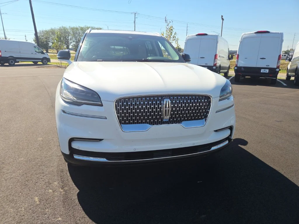 Used 2024 White Lincoln Premiere image 2