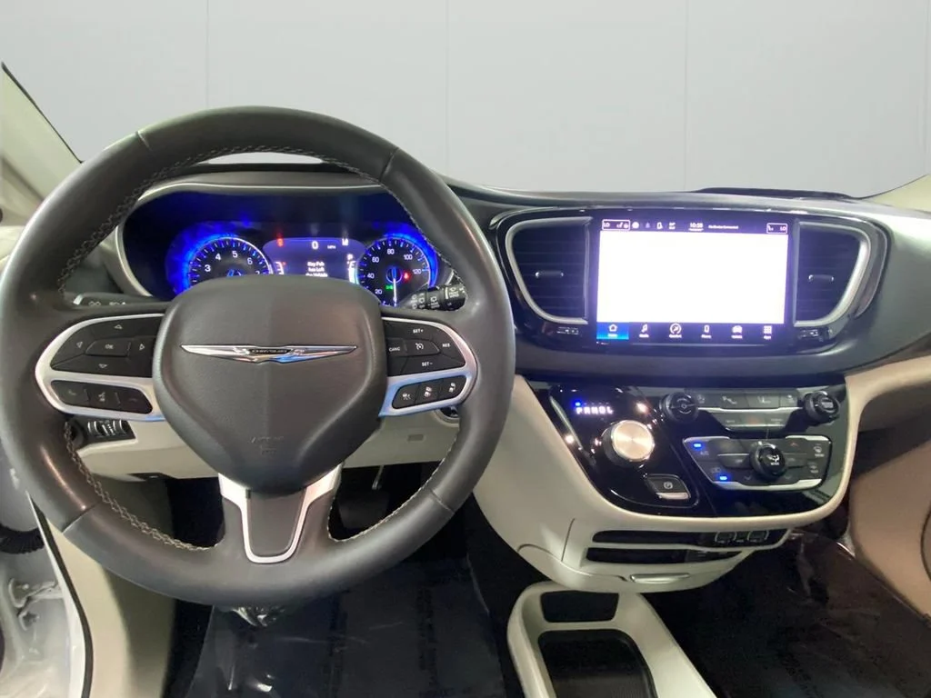 Used 2022 White Chrysler Touring L image 19