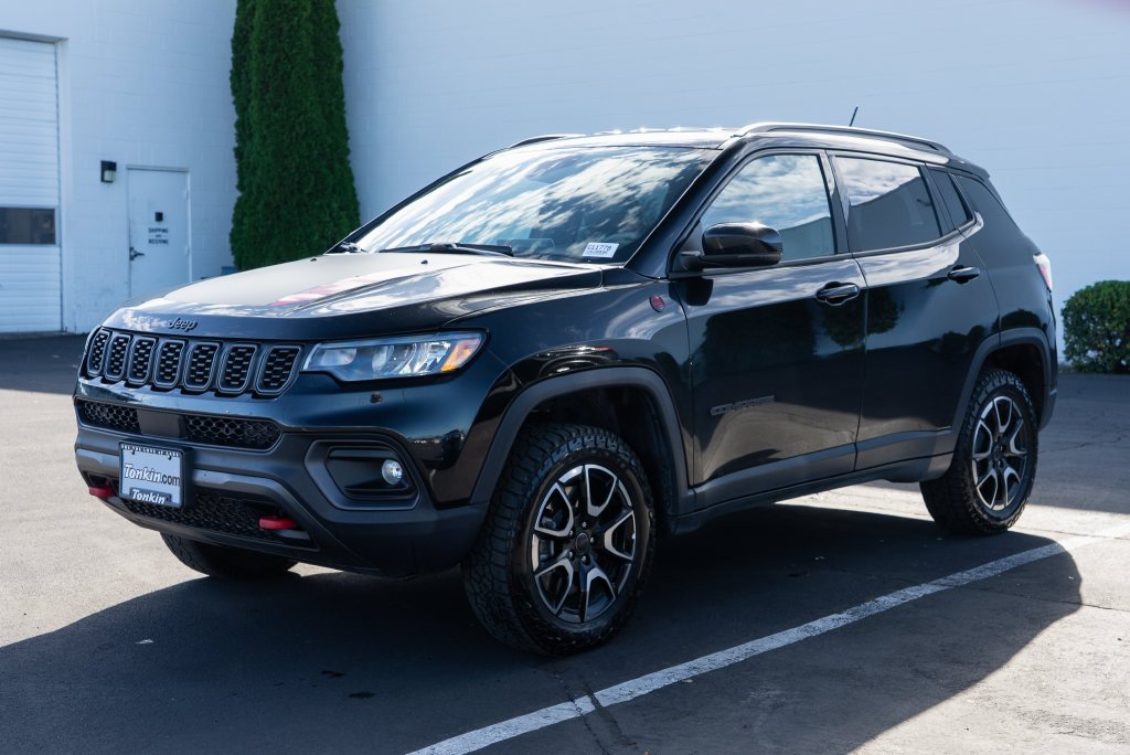 Used 2025 Diamond Black Crystal Pearlcoat Jeep Trailhawk image 2
