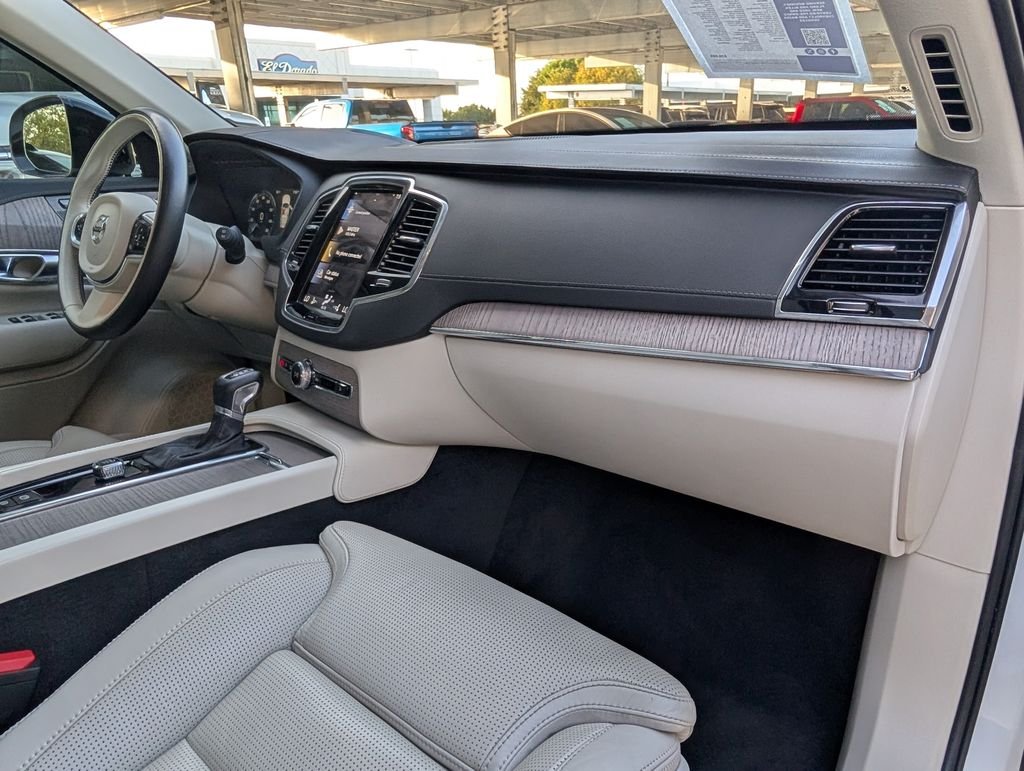 Used 2022 White Volvo T6 Inscription 6 Passenger image 27