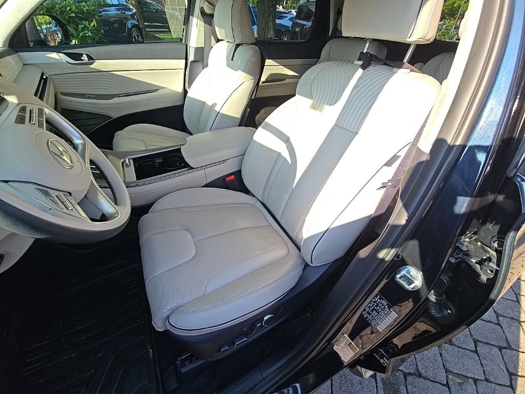 Used 2023 White Hyundai Calligraphy image 12