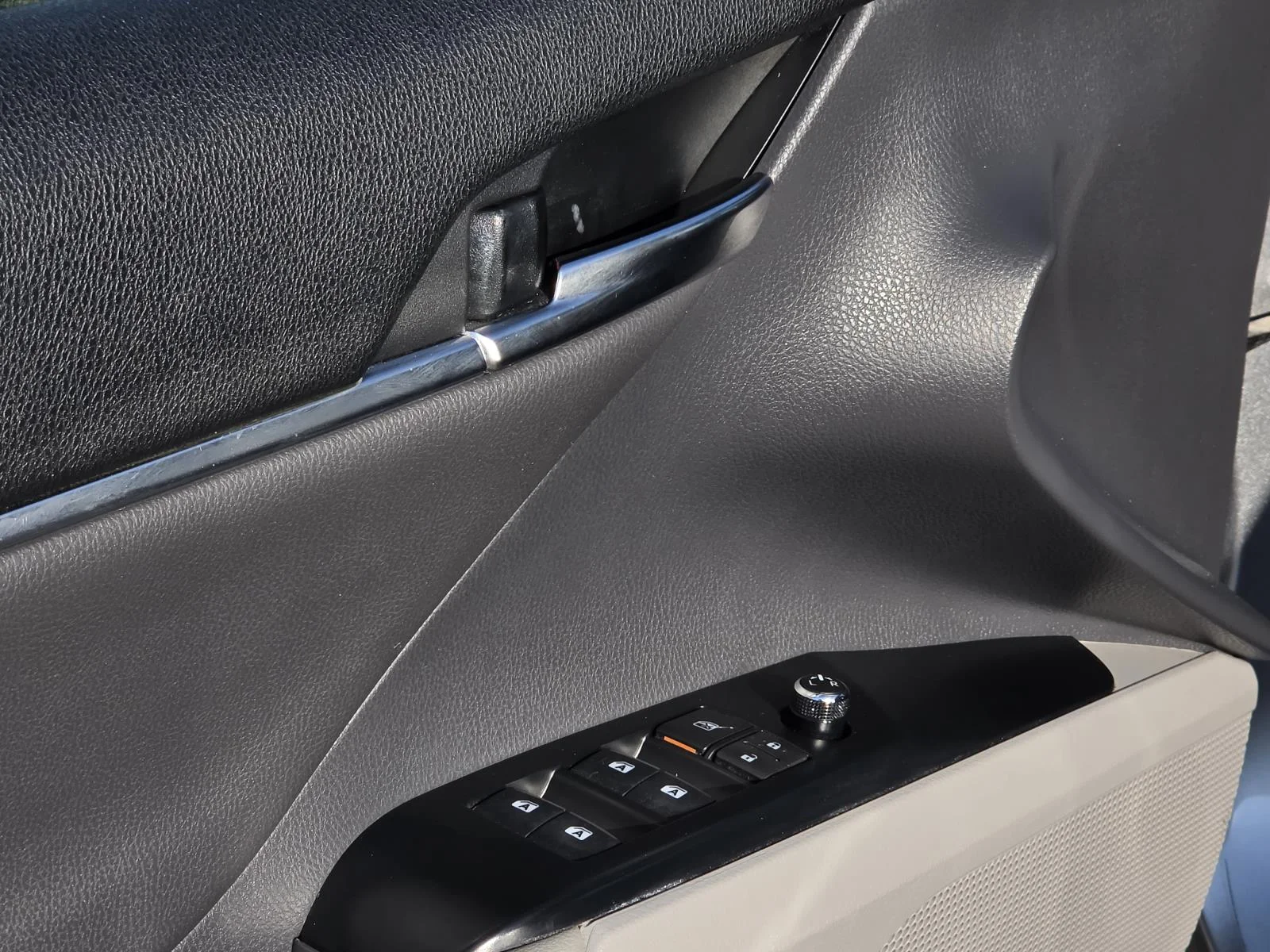 Used 2019 Celestial Silver Metallic Toyota XLE Auto (Natl) image 28