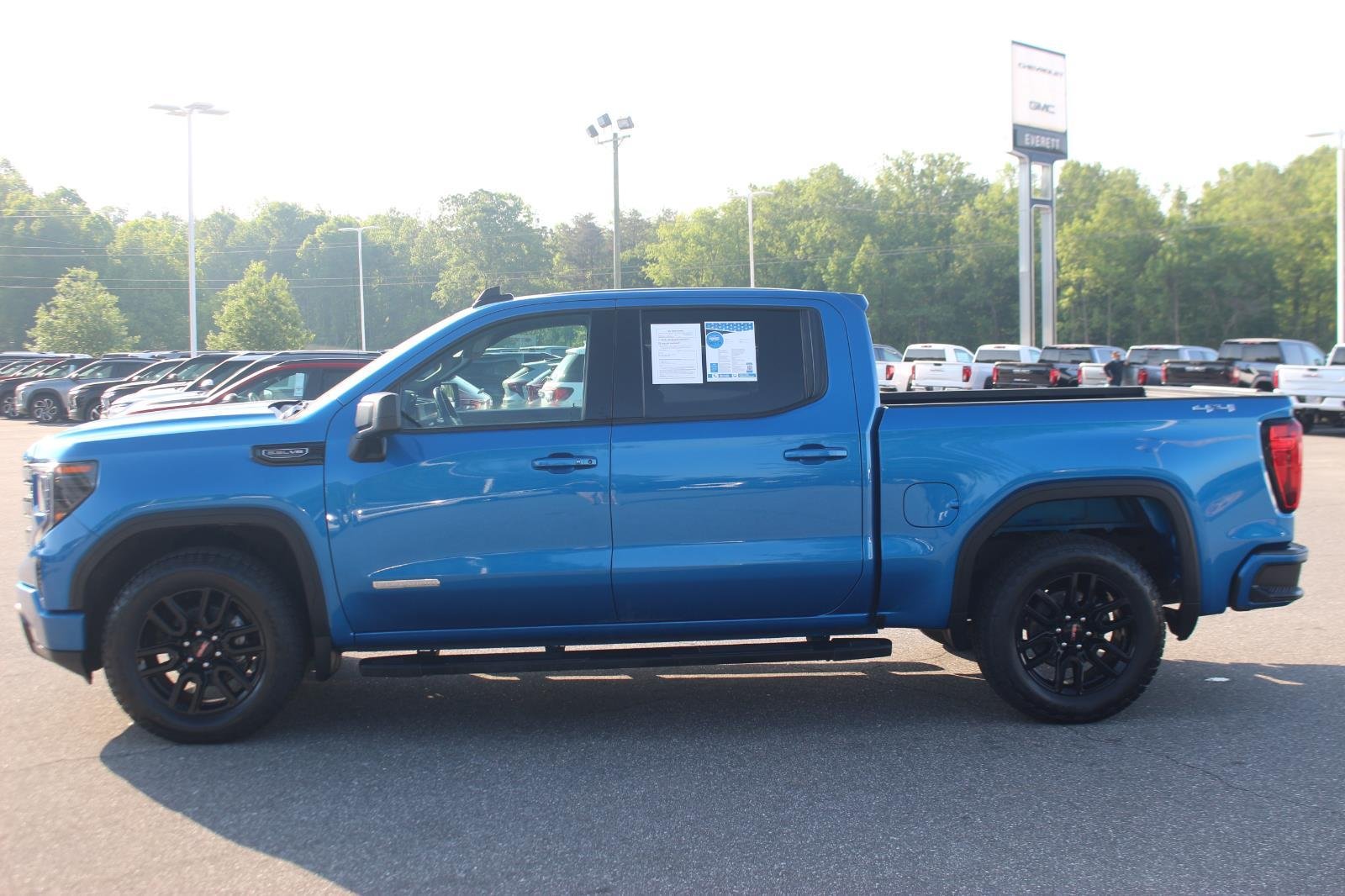 Used 2022 Dynamic Blue Metallic GMC Elevation image 4