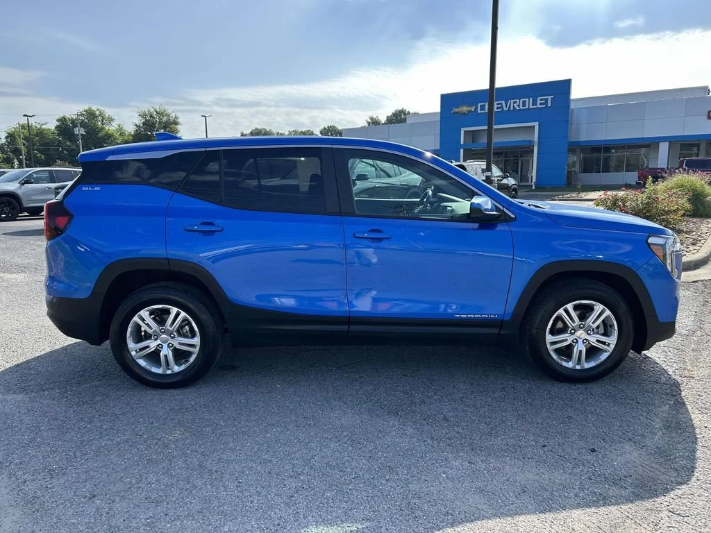 Used 2024 Riptide Metallic GMC SLE image 2