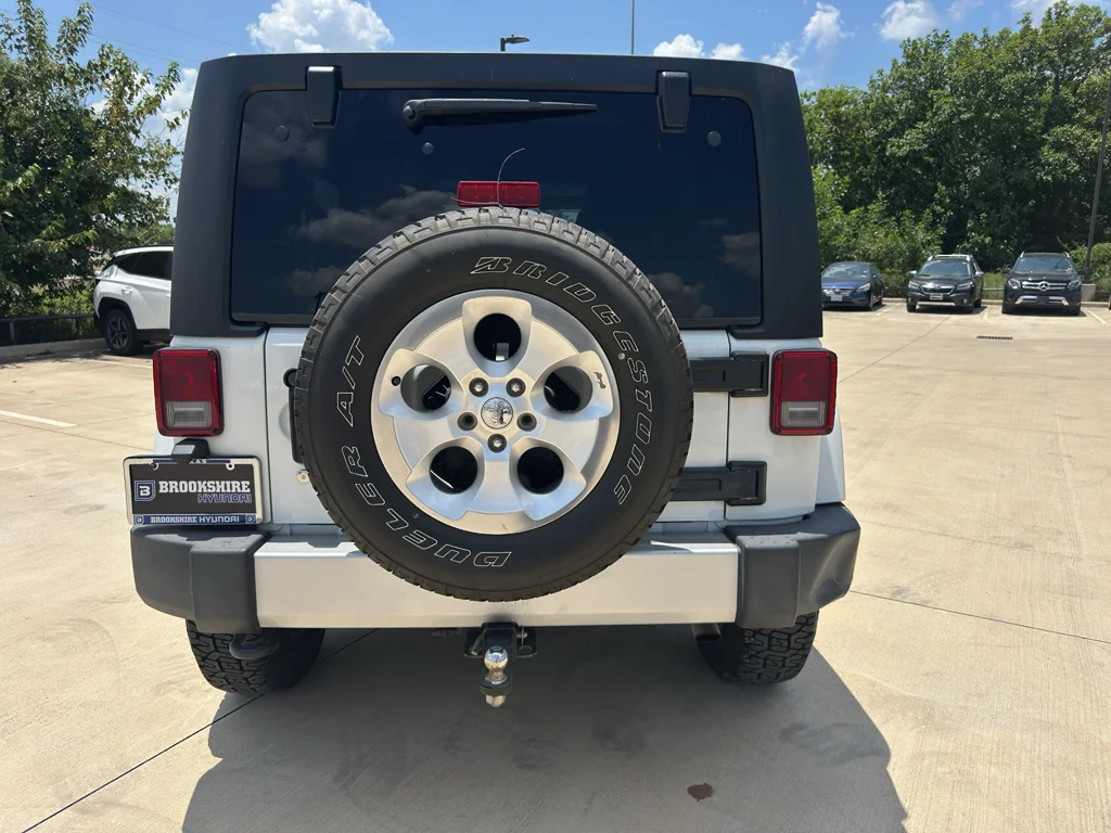 Used 2014 Bright White Clearcoat Jeep Sahara image 21