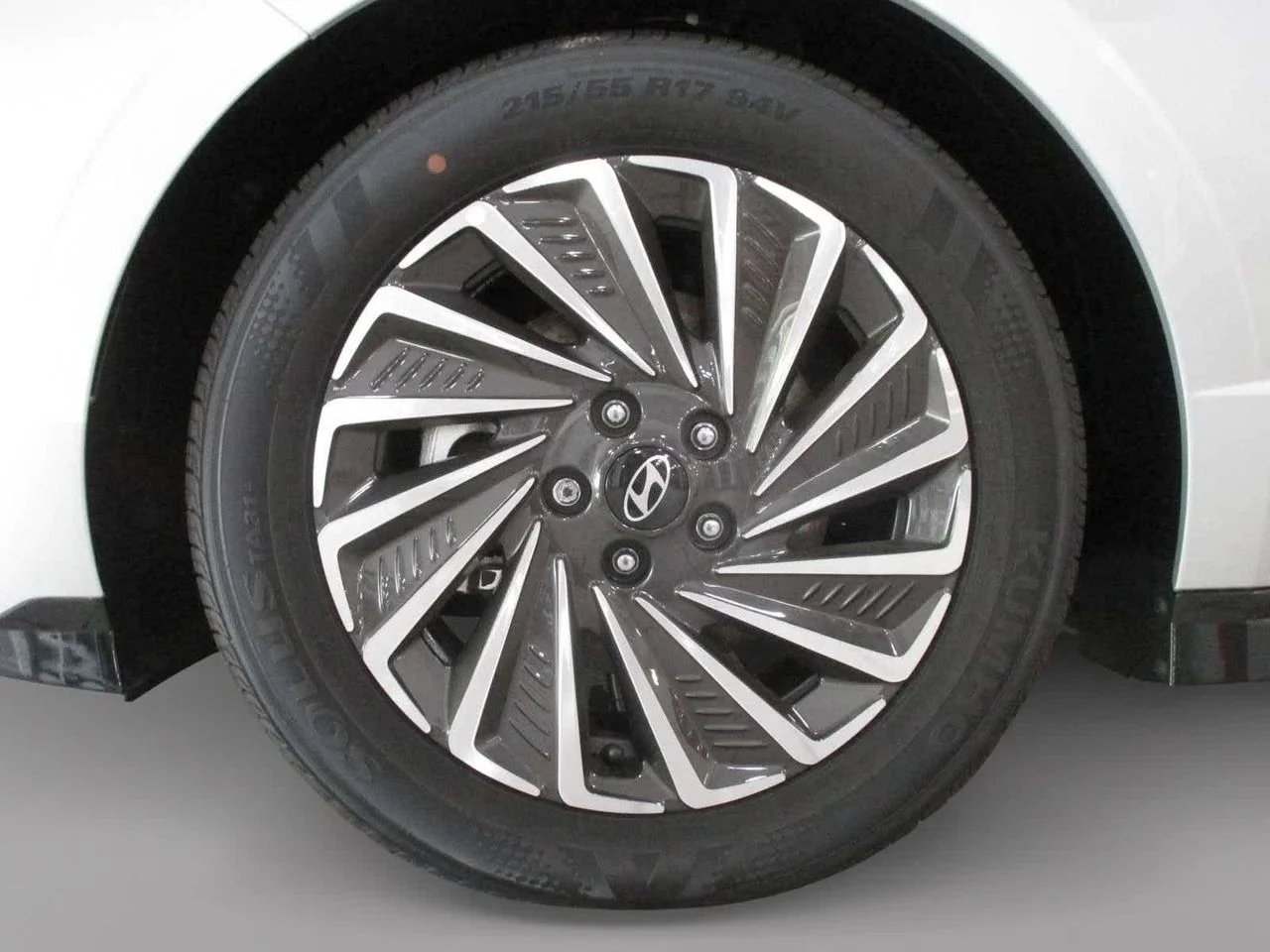 New 2025 Silver Hyundai SEL image 5