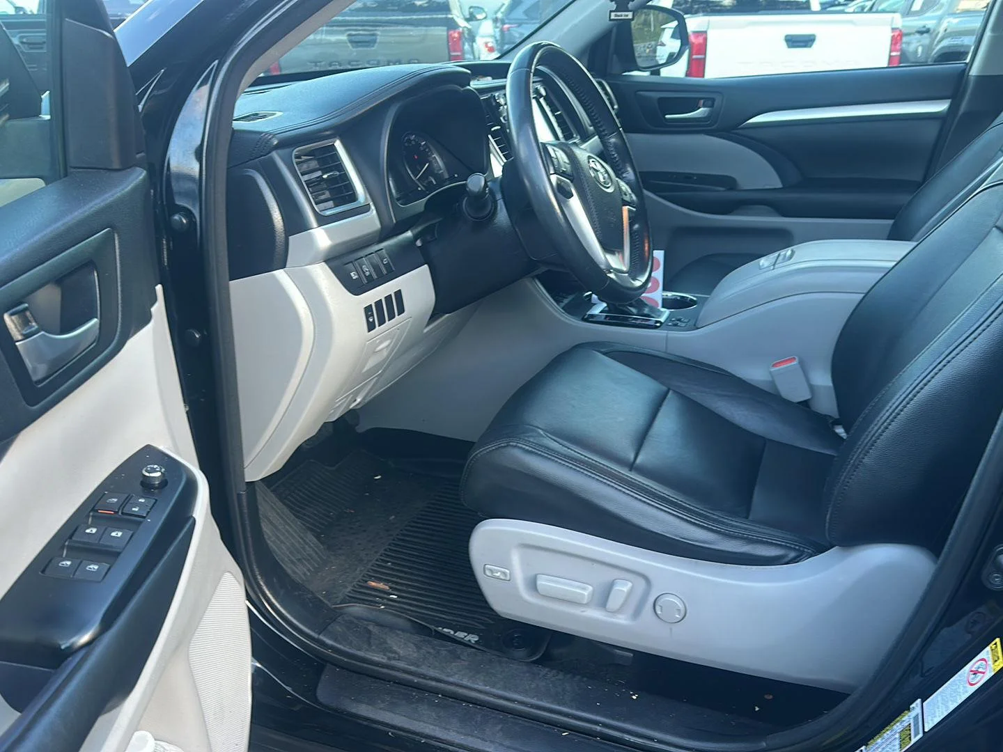 Used 2018 Midnight Black Metallic Toyota XLE image 7
