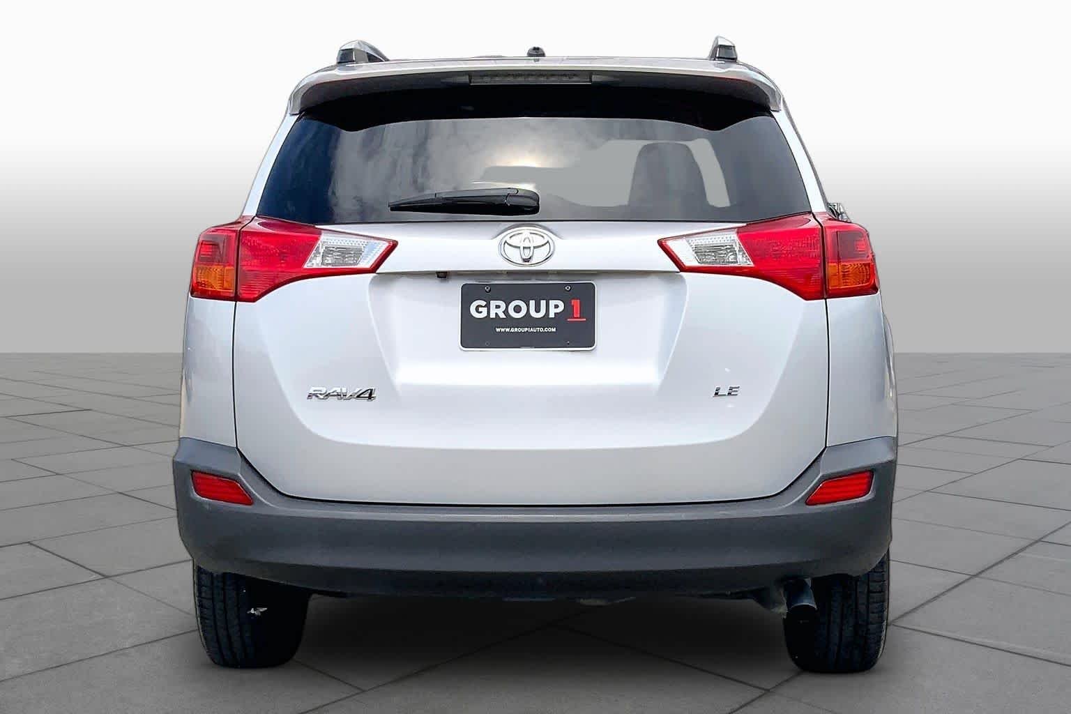 Used 2013 Classic Silver Metallic Toyota LE image 5