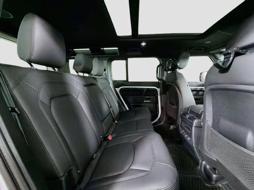 New 2026 Fuji White Land Rover X-Dynamic SE image 29