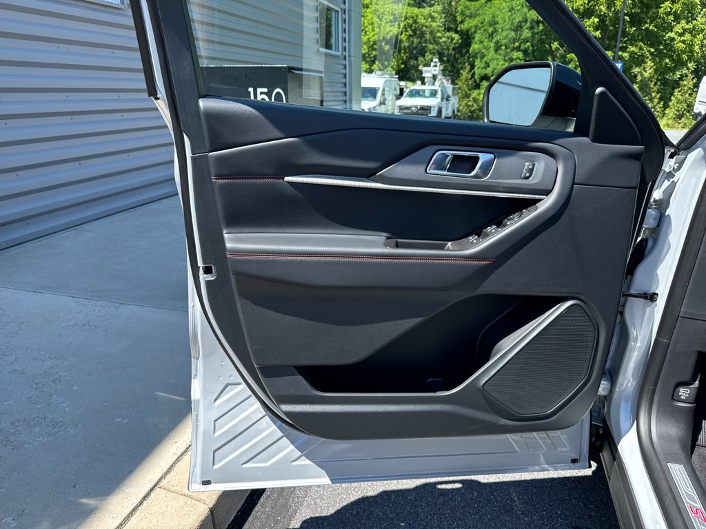 New 2026 Space White Metallic Ford ST-Line image 25
