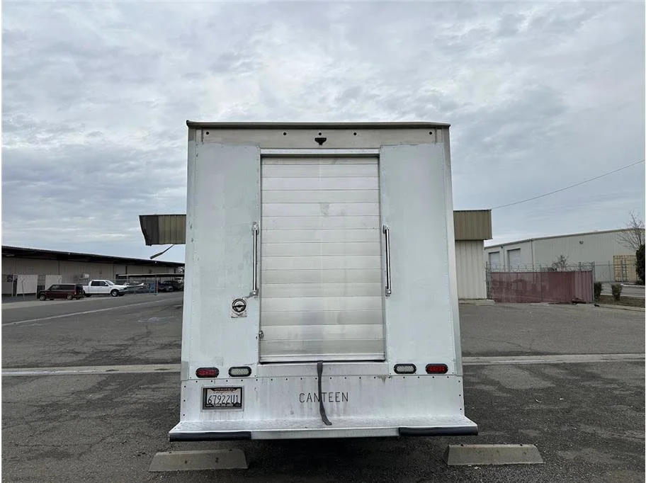 Used 2015 Summit White Chevrolet Cutaway Van 2D image 6