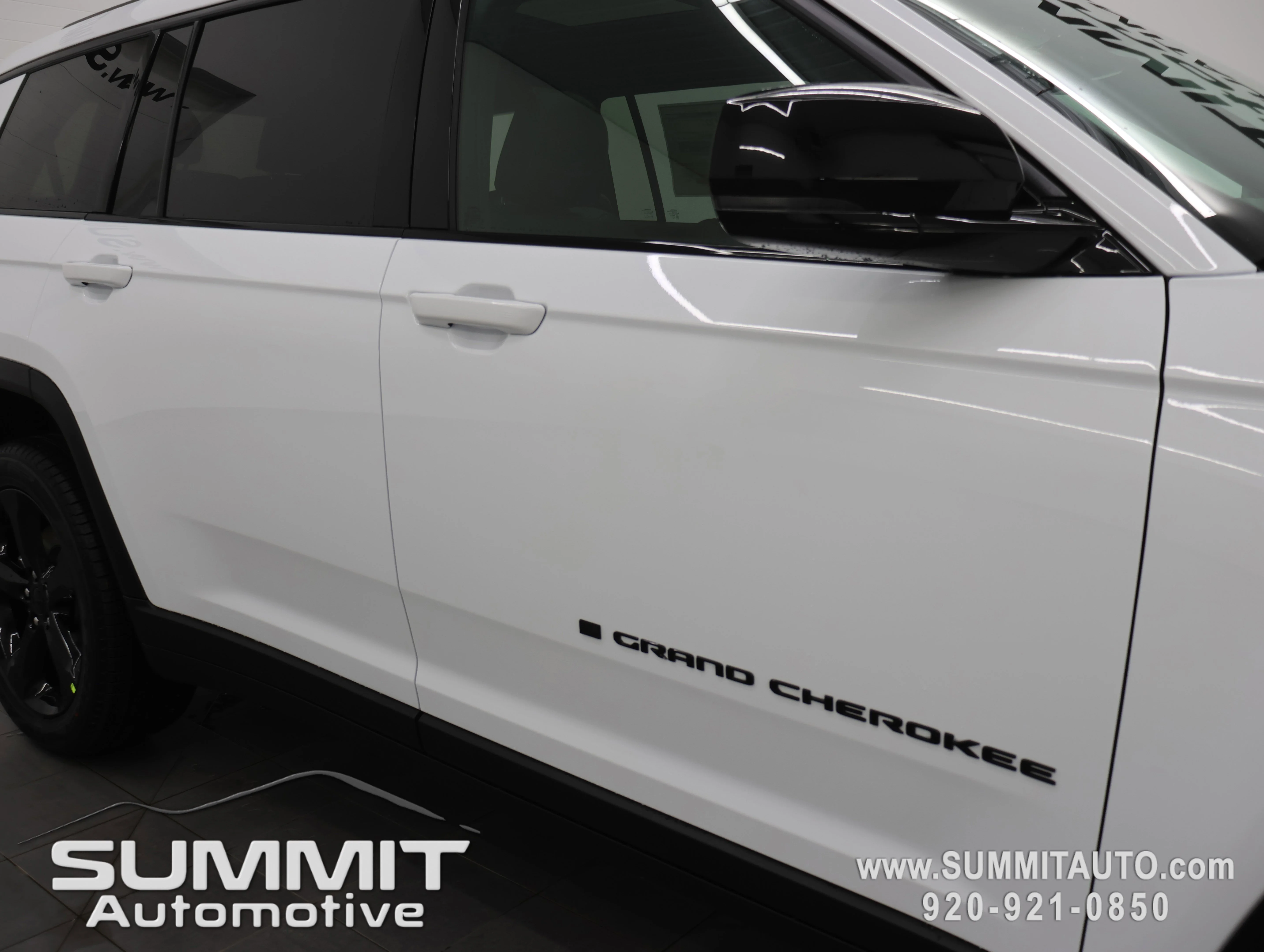 New 2026 Bright White Clear-Coat Exterior Paint Jeep Limited image 25
