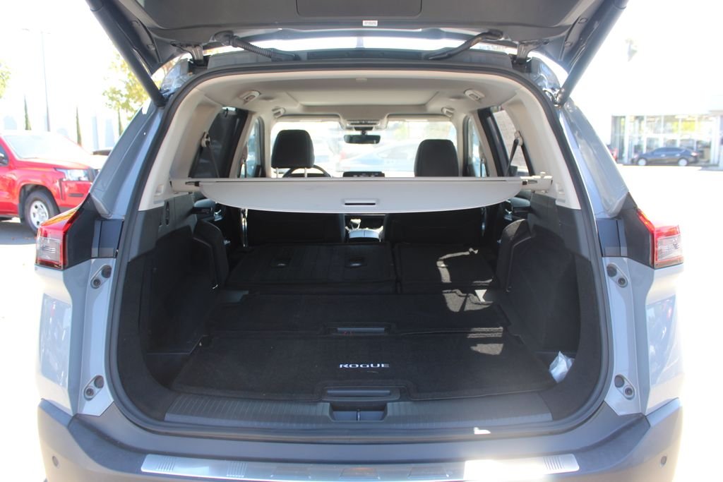 Used 2023 Gray Nissan Platinum image 10