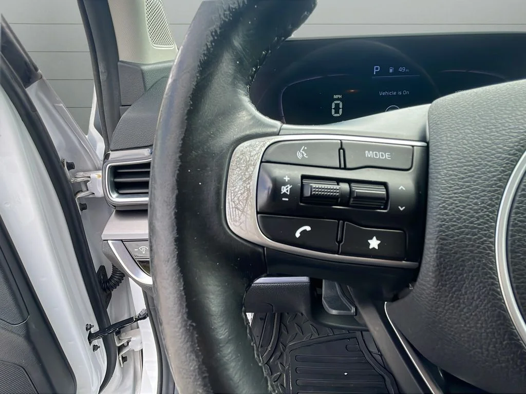 Used 2023 White Kia EX image 9