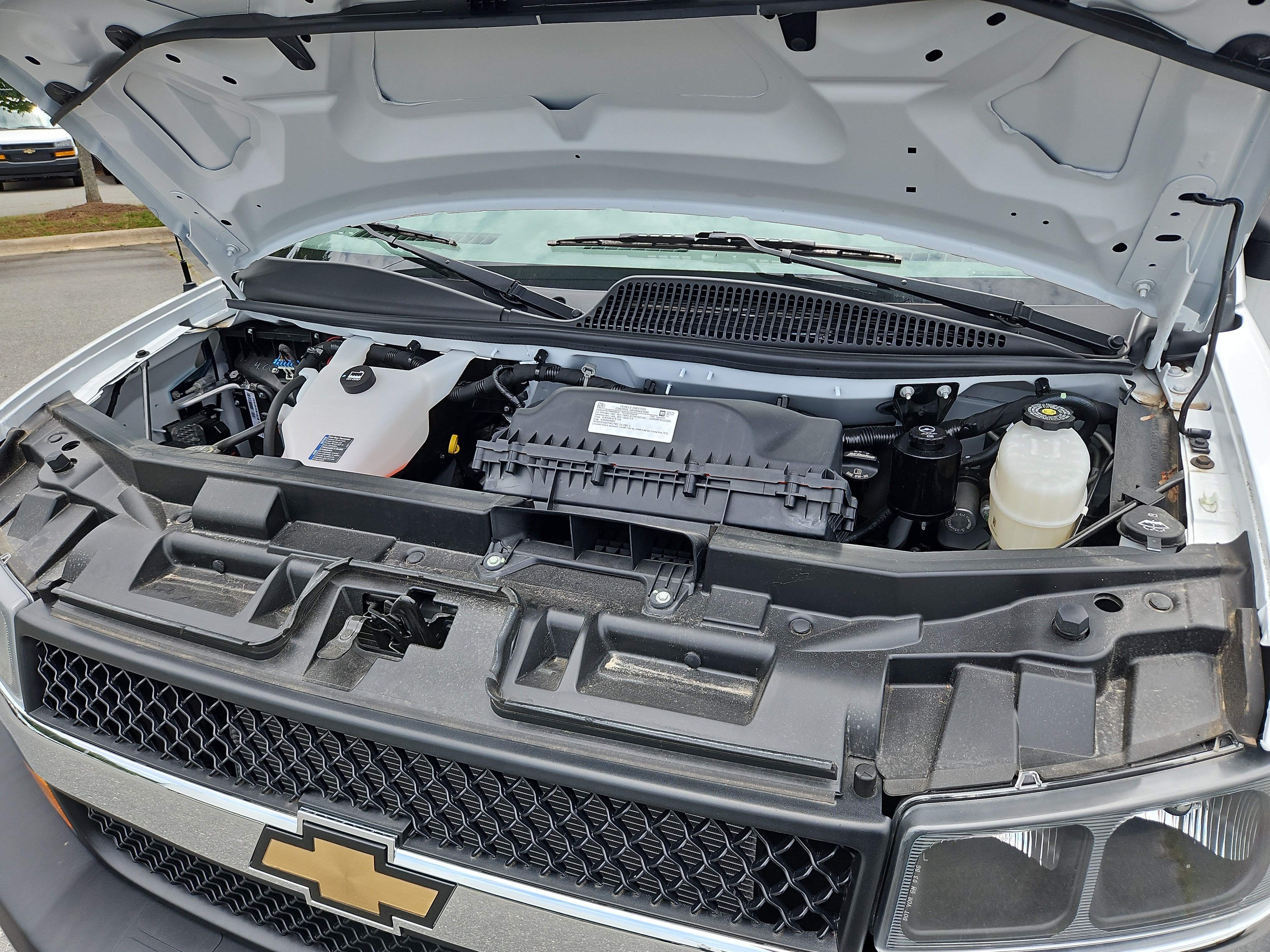 New 2025 Summit White Chevrolet 1WT image 18