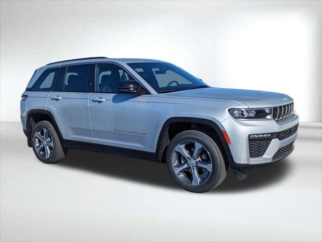 New 2026 Silver Zynith Exterior Paint Jeep Limited image 28
