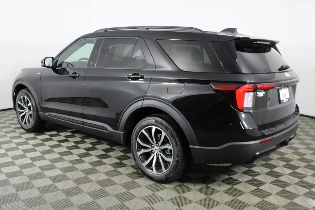 New 2027 Agate Black Metallic Ford ST-Line image 4