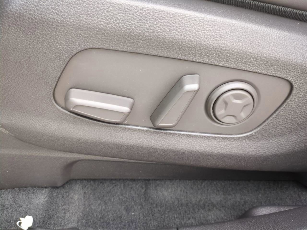 New 2026 Ceramic Silver Kia EX image 24