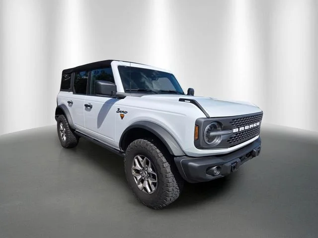 Used 2025 Oxford White Ford Badlands image 5
