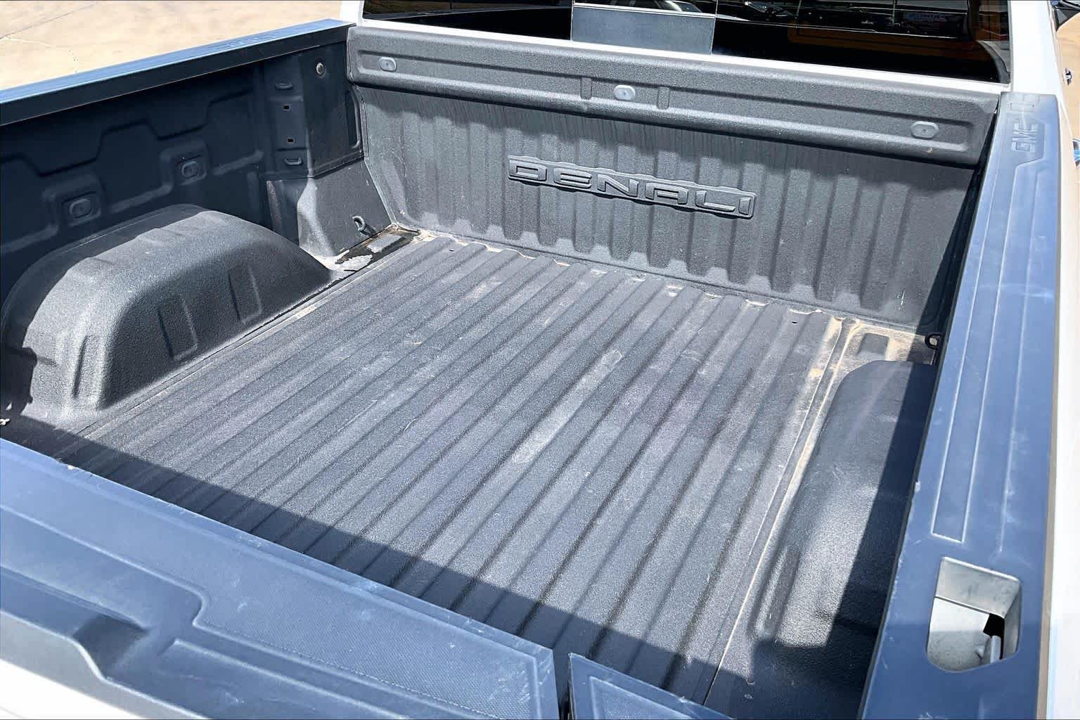 Used 2023 White Frost Tricoat GMC Denali Ultimate image 31
