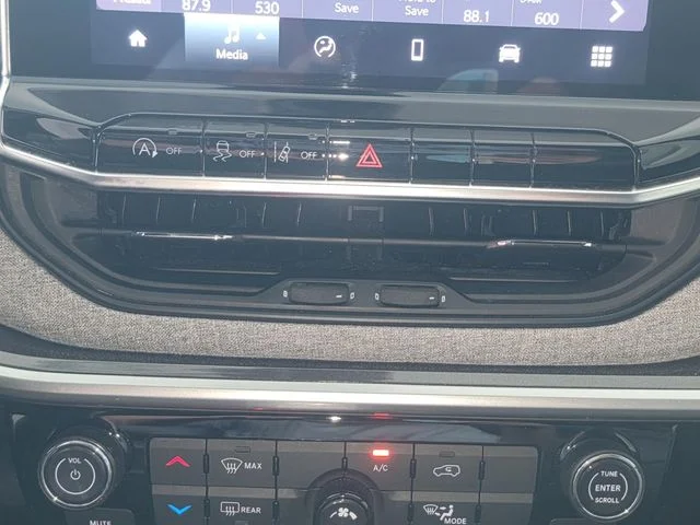Certified Used 2024 Gray Jeep Latitude image 21