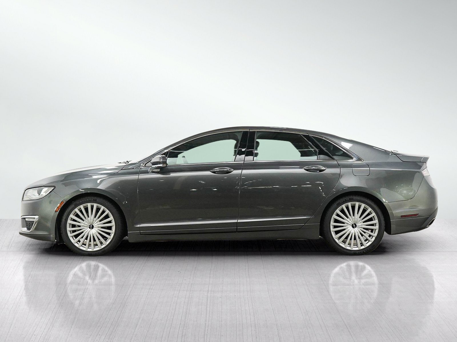 Used 2017 Magnetic Gray Metallic Lincoln Reserve image 2