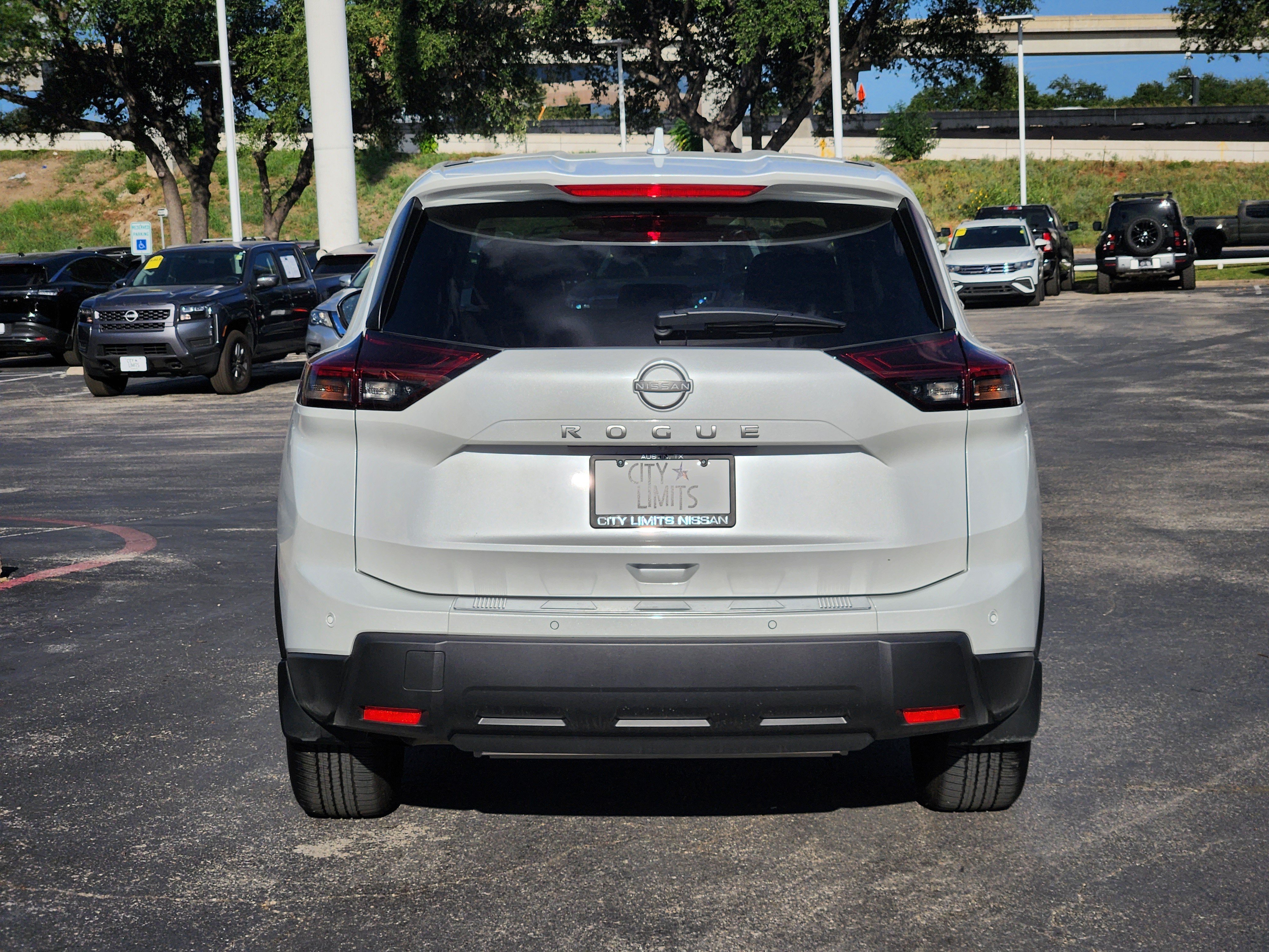 Used 2026 Everest White Pearl Tricoat Nissan SV image 6