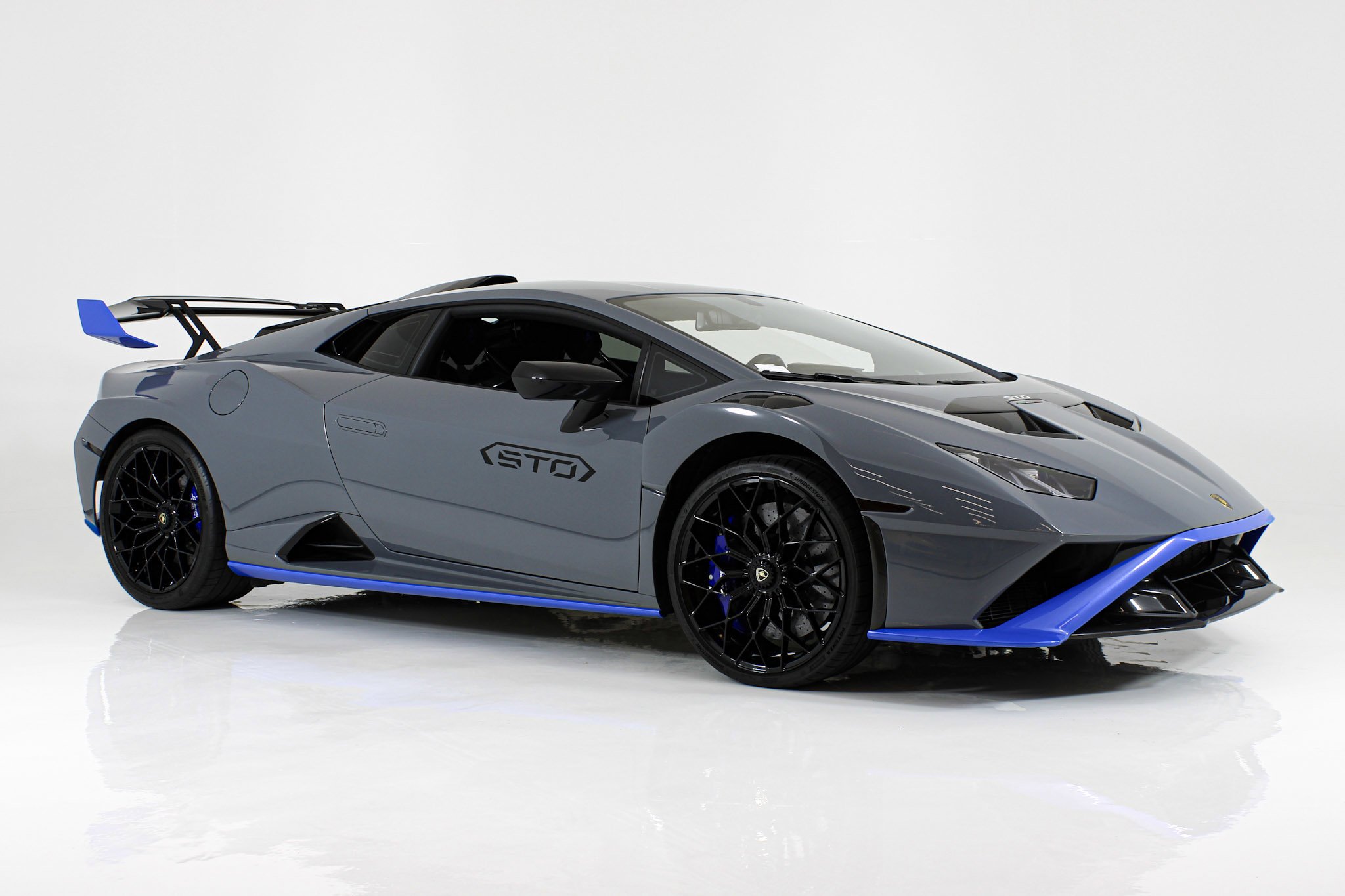 Used 2023 Gray Lamborghini  image 12