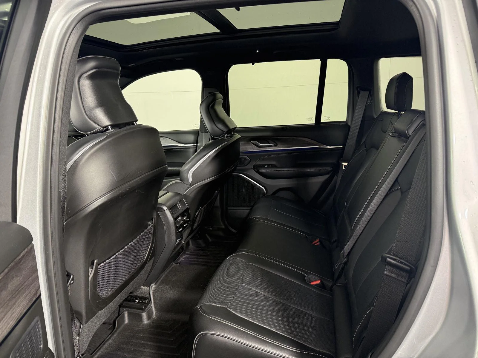 Used 2025 Silver Zynith Jeep Overland image 8