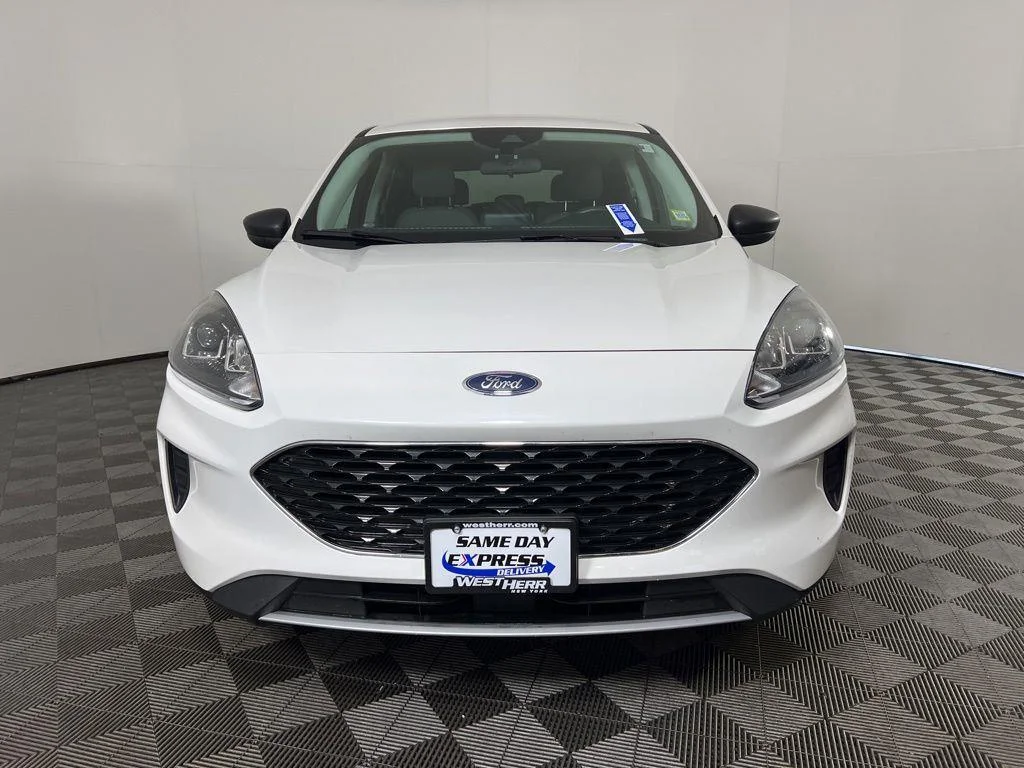 Used 2022 White Metallic Ford SE image 10