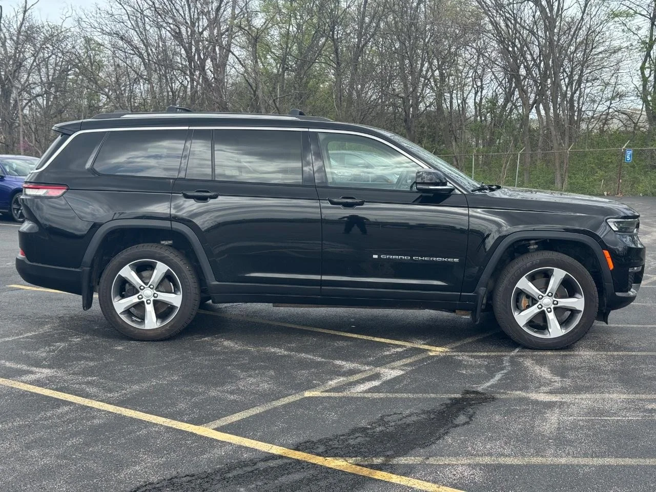 Used 2022 Diamond Black Crystal Pearl Coat Jeep Limited image 3